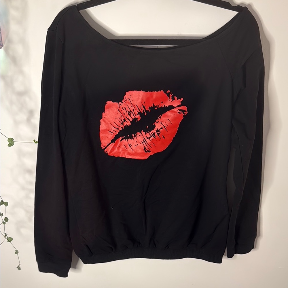 Kiss lips print, wide neck black pullover